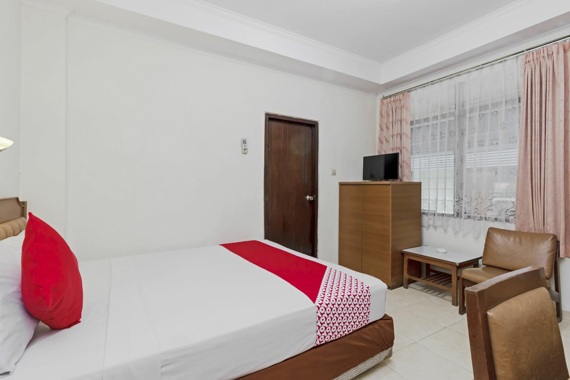 Oyo 108 Hotel Surya Jakarta Exterior photo